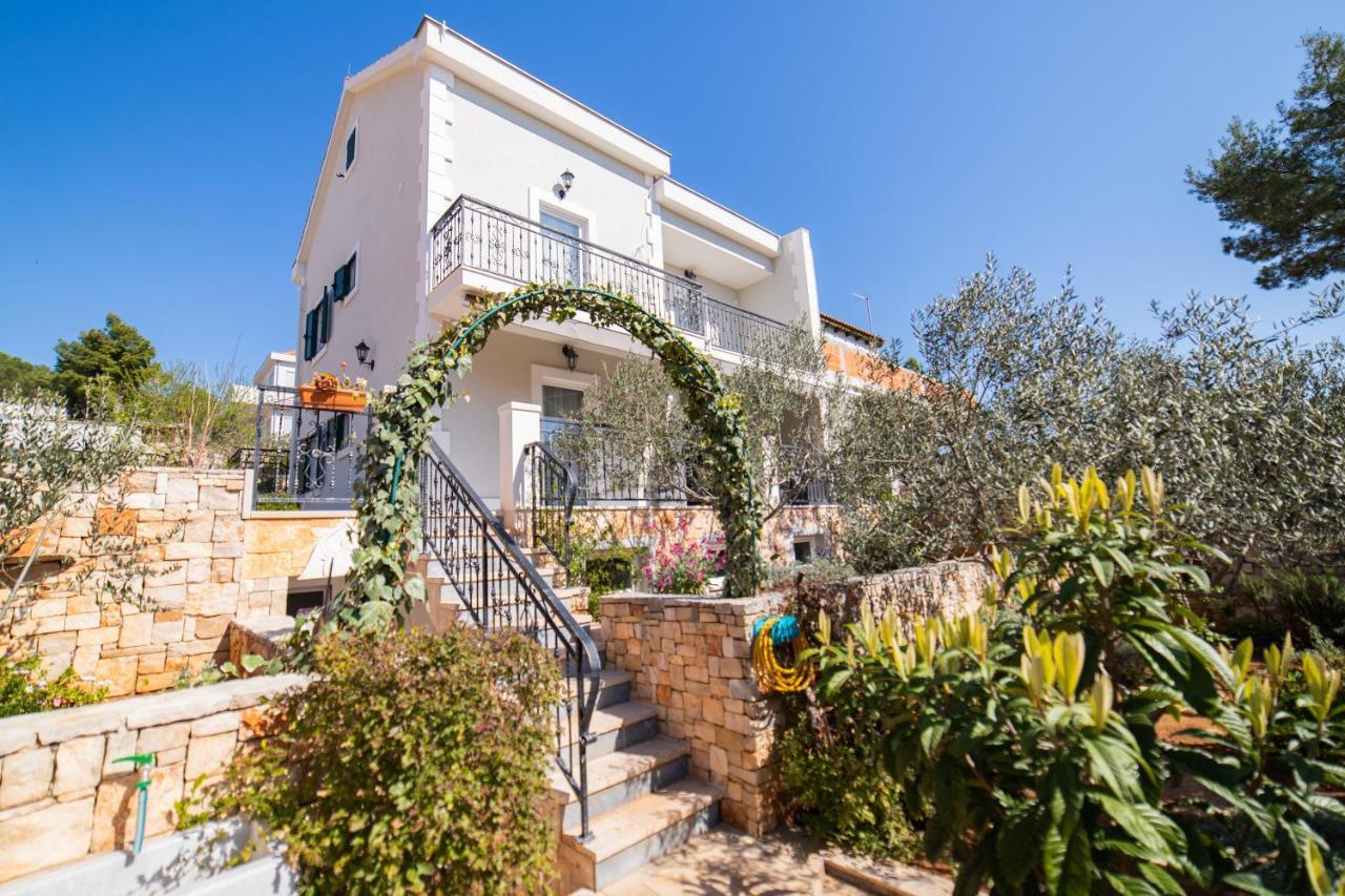 Villa Sun Garden - 4 Star Villa With Heated Swimming Pool, Quiet Bay, Bbq, 50M From The Sea 米欧纳 外观 照片