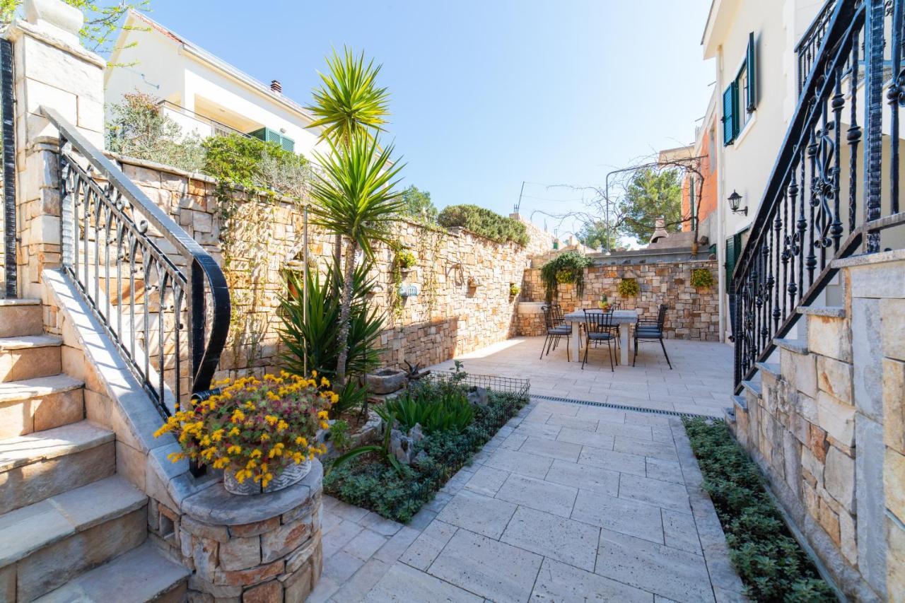 Villa Sun Garden - 4 Star Villa With Heated Swimming Pool, Quiet Bay, Bbq, 50M From The Sea 米欧纳 外观 照片