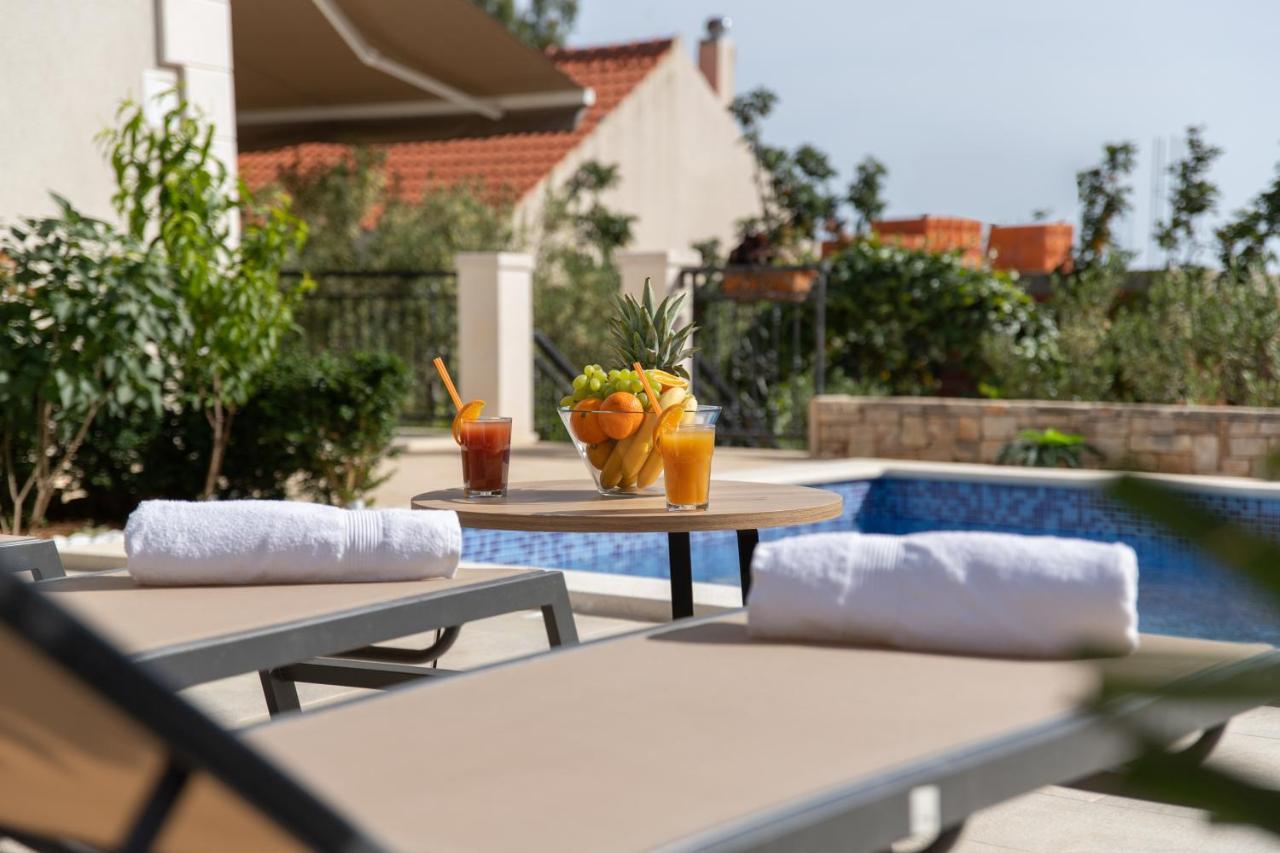 Villa Sun Garden - 4 Star Villa With Heated Swimming Pool, Quiet Bay, Bbq, 50M From The Sea 米欧纳 外观 照片